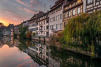 Petite France в Strasbourg для прогулок у каналов