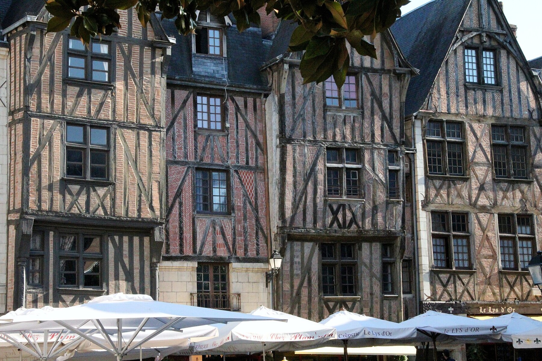Tours old town как база Loire Valley