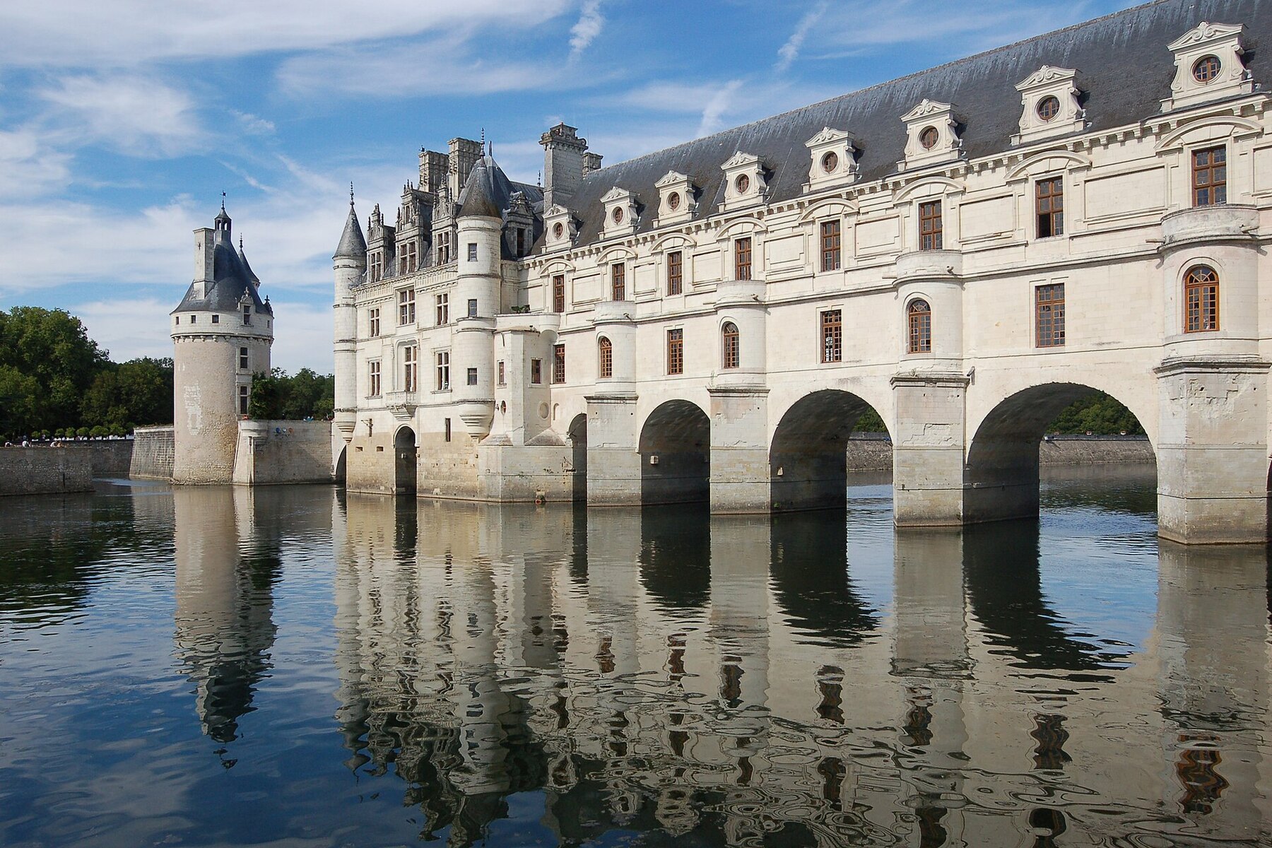 Chenonceau castle над водой