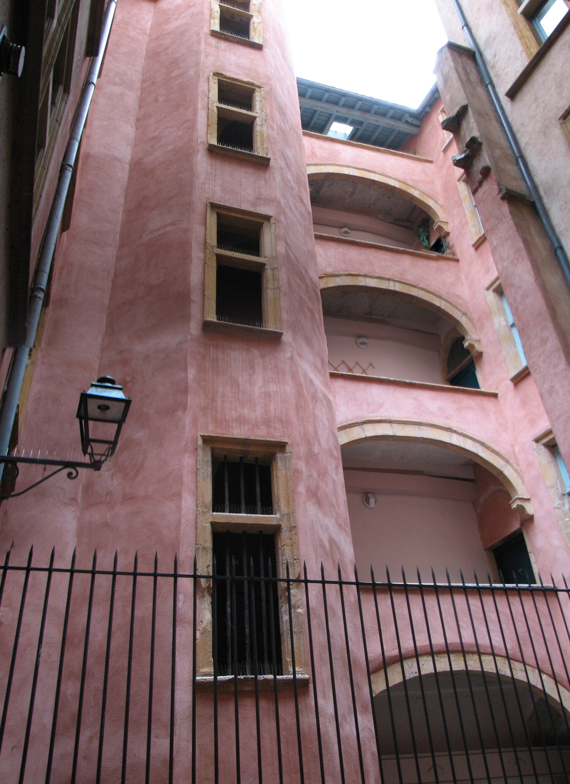 Traboules courtyard в Vieux Lyon