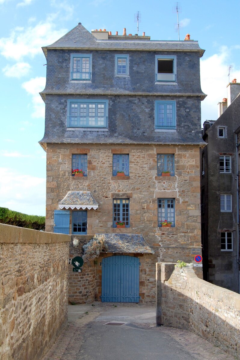 Saint-Malo walls как база на побережье