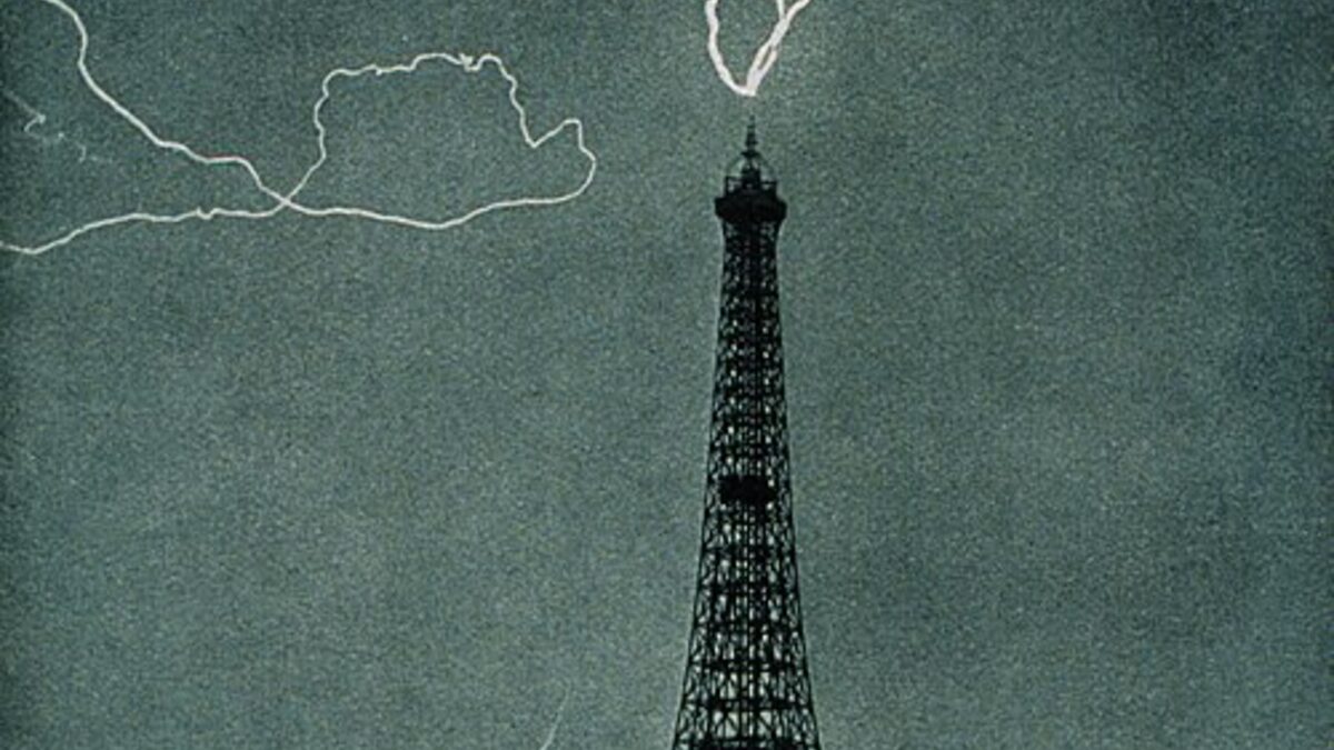 Eiffel Tower в вечернем маршруте