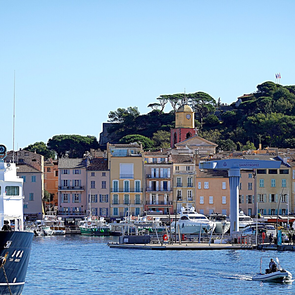 Saint-Tropez harbor и дорогие coastal bases