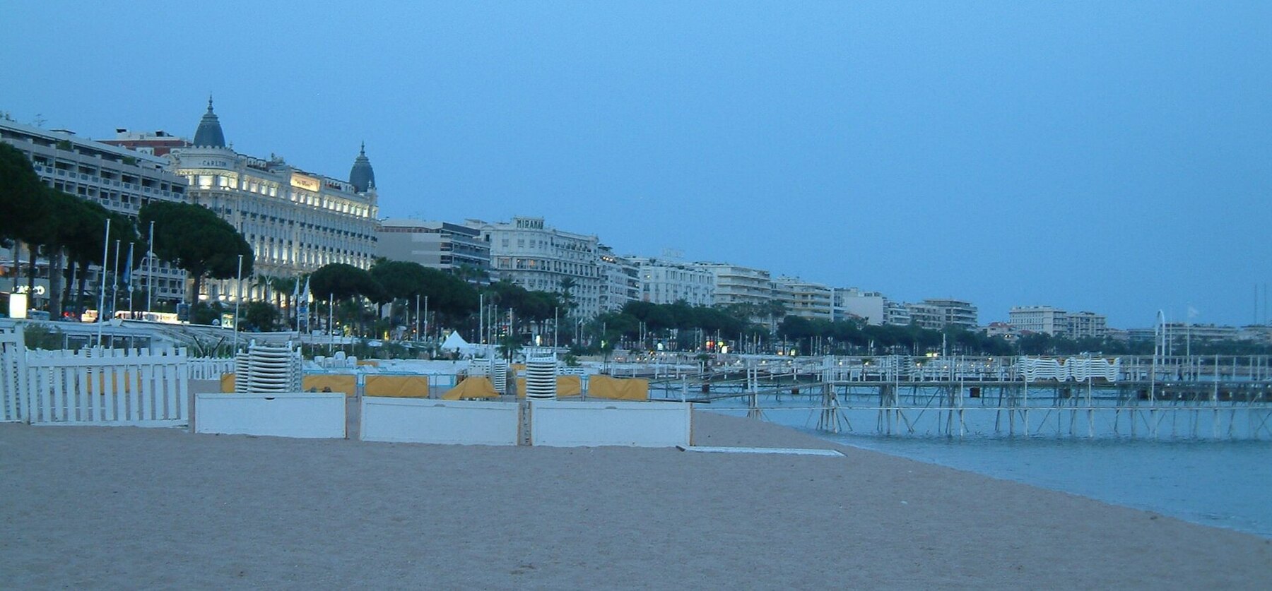 Cannes Croisette и пляжный слой Riviera