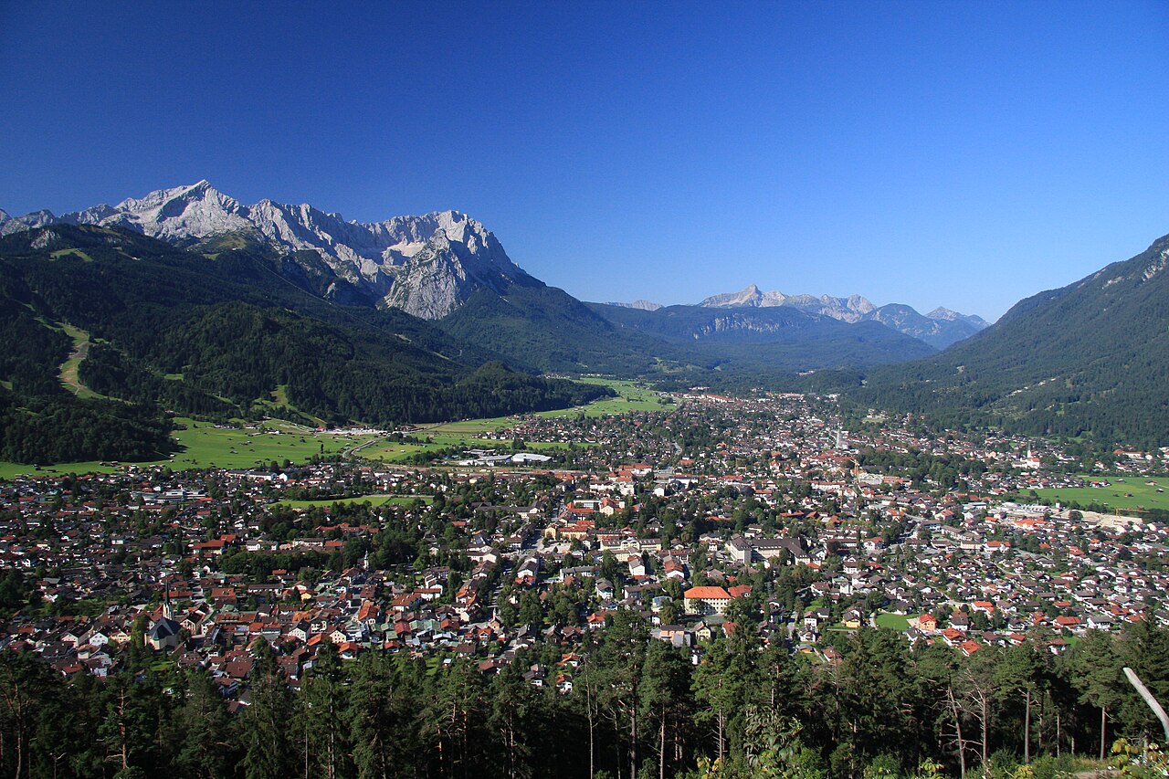 Garmisch-Partenkirchen как Alpine base