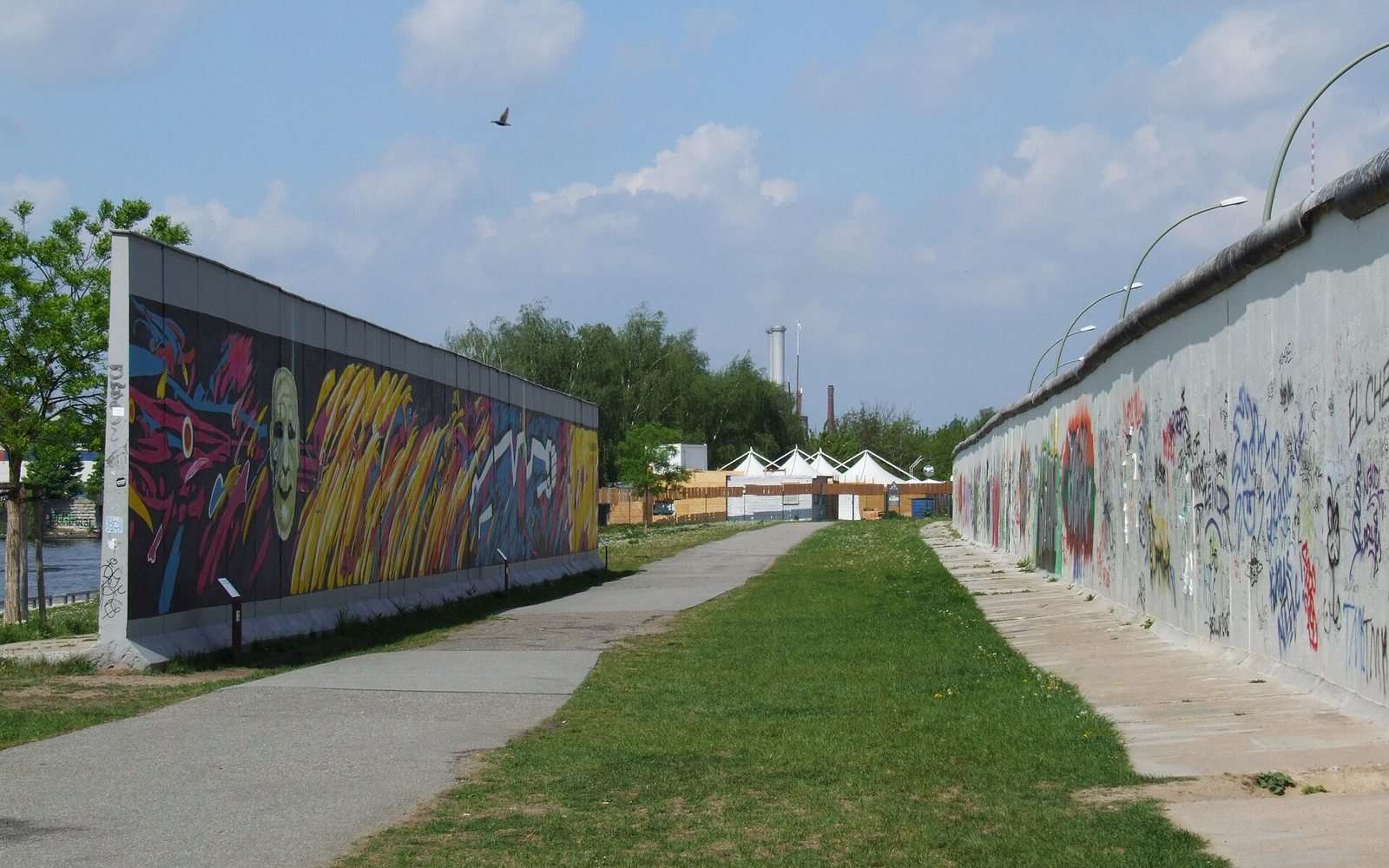 East Side Gallery на бывшей Берлинской стене