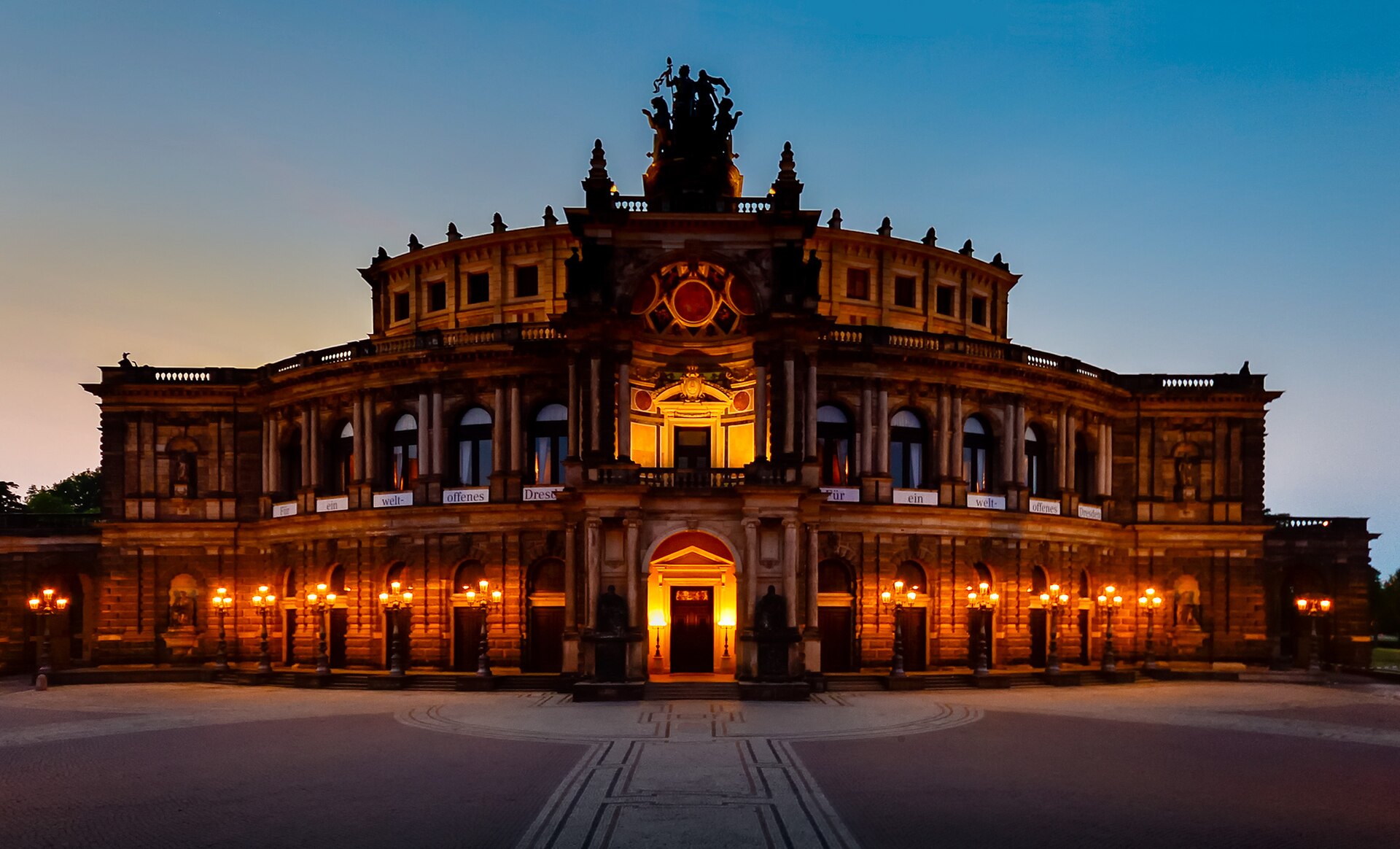 Semperoper вечером на Theaterplatz