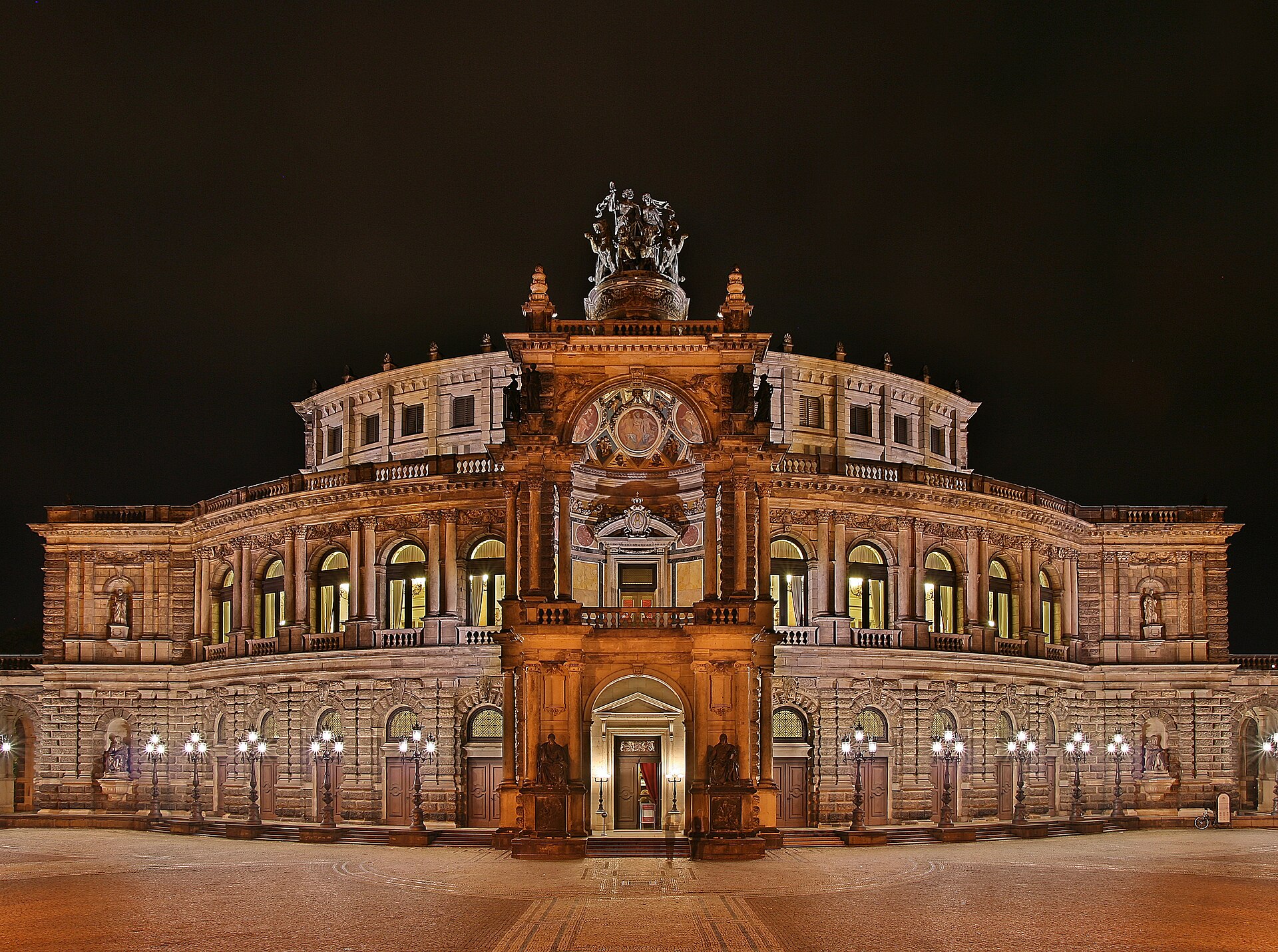 Semperoper night season и evening Dresden