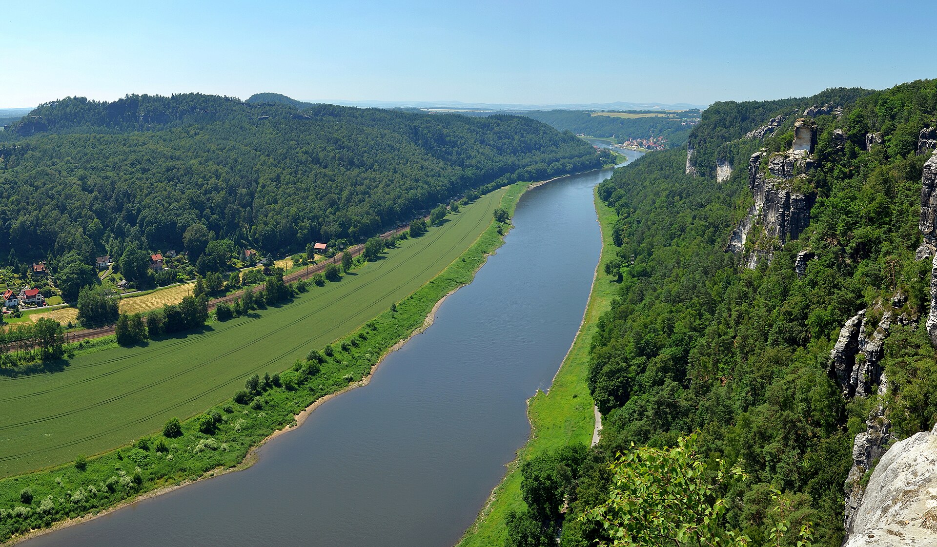 Elbe Sandstone Mountains и river valley