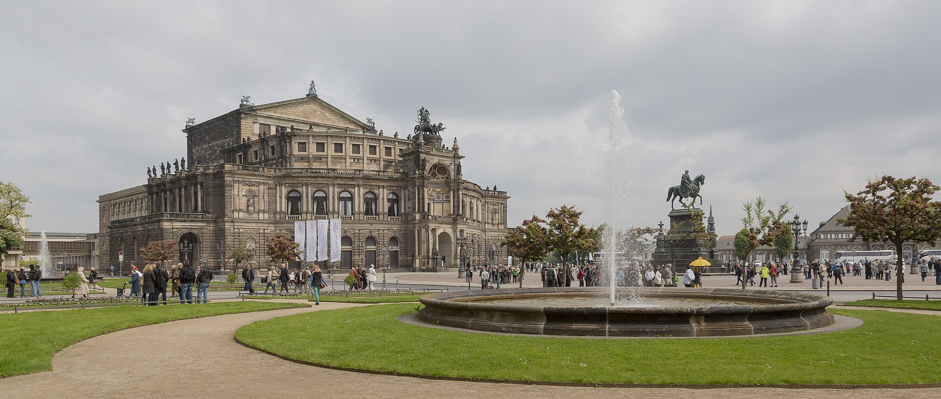 Semperoper и Theaterplatz рядом с центральными отелями