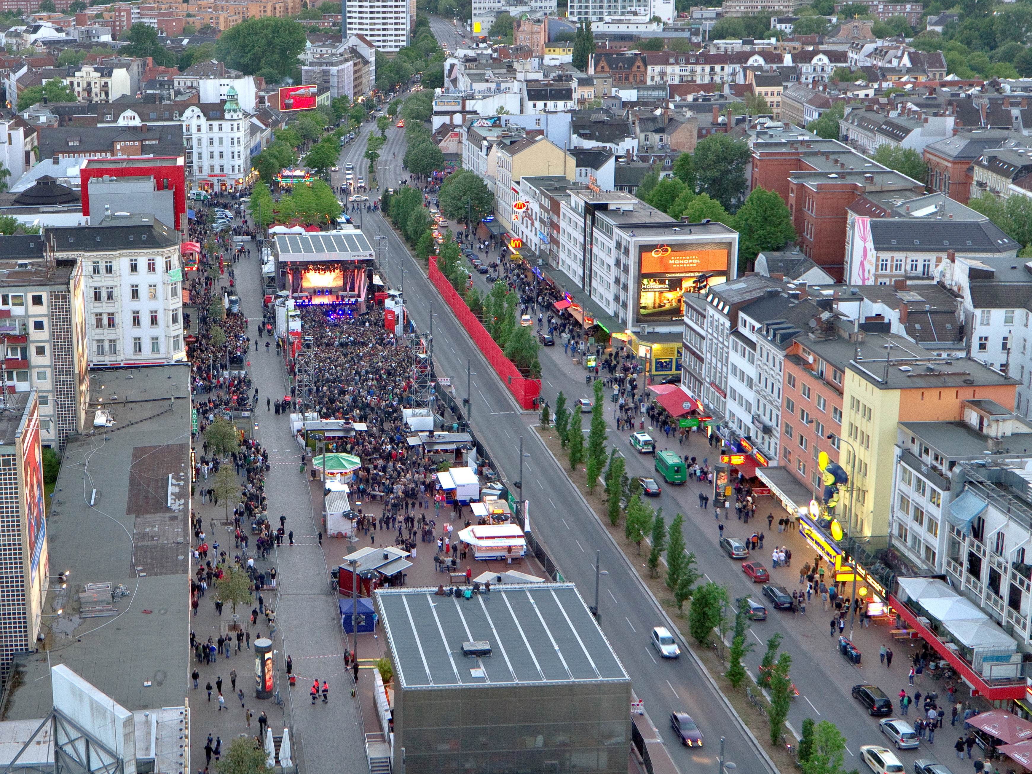 St. Pauli и Reeperbahn как вечерний городской слой