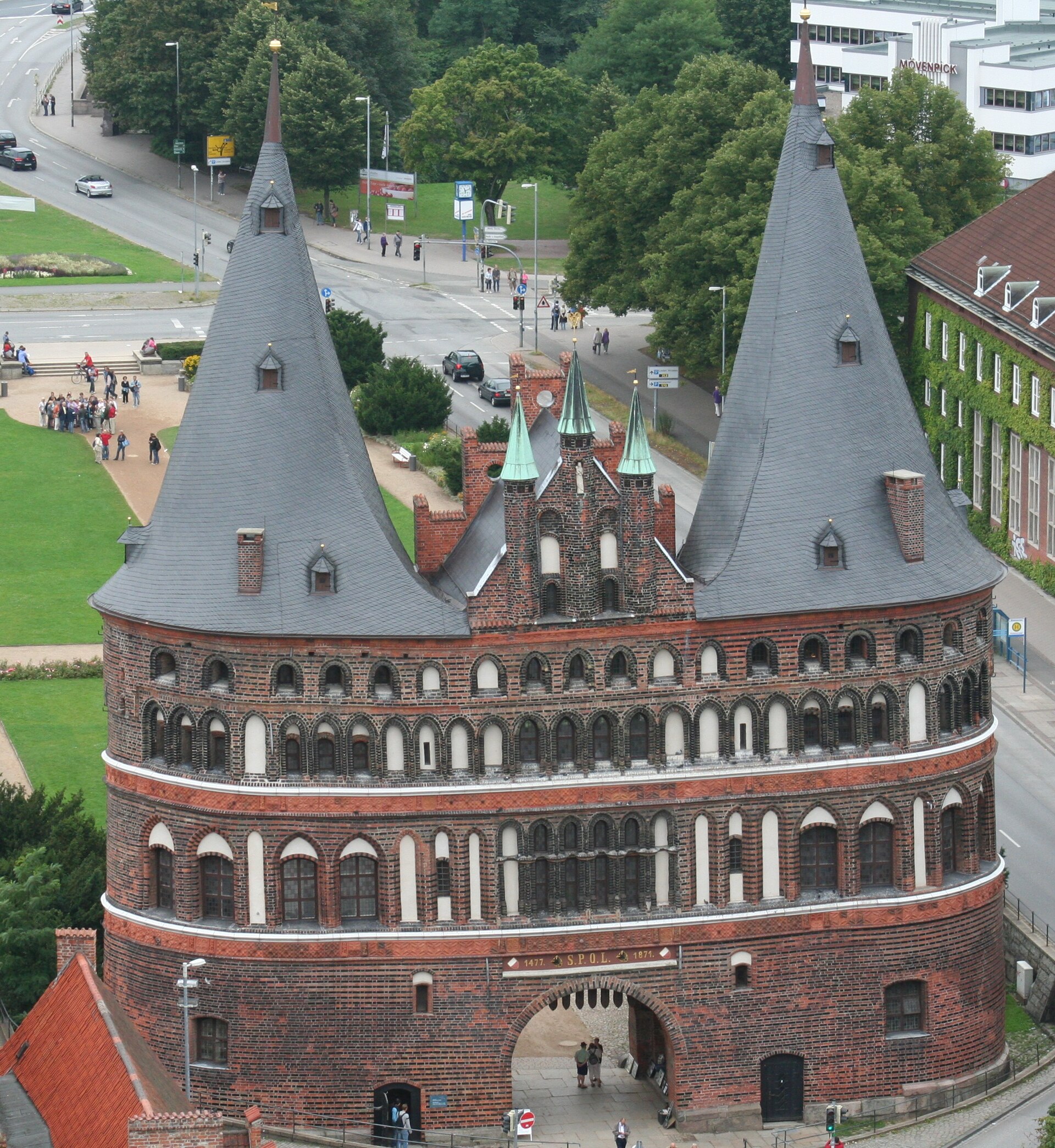 Holstentor и old town Luebeck