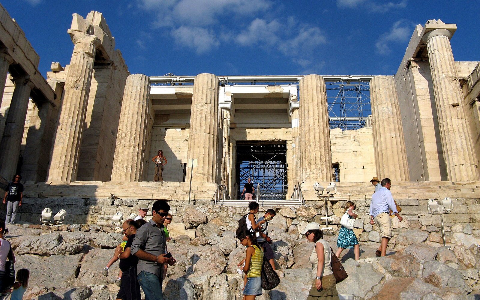 Вход на Acropolis и подъем к Propylaea