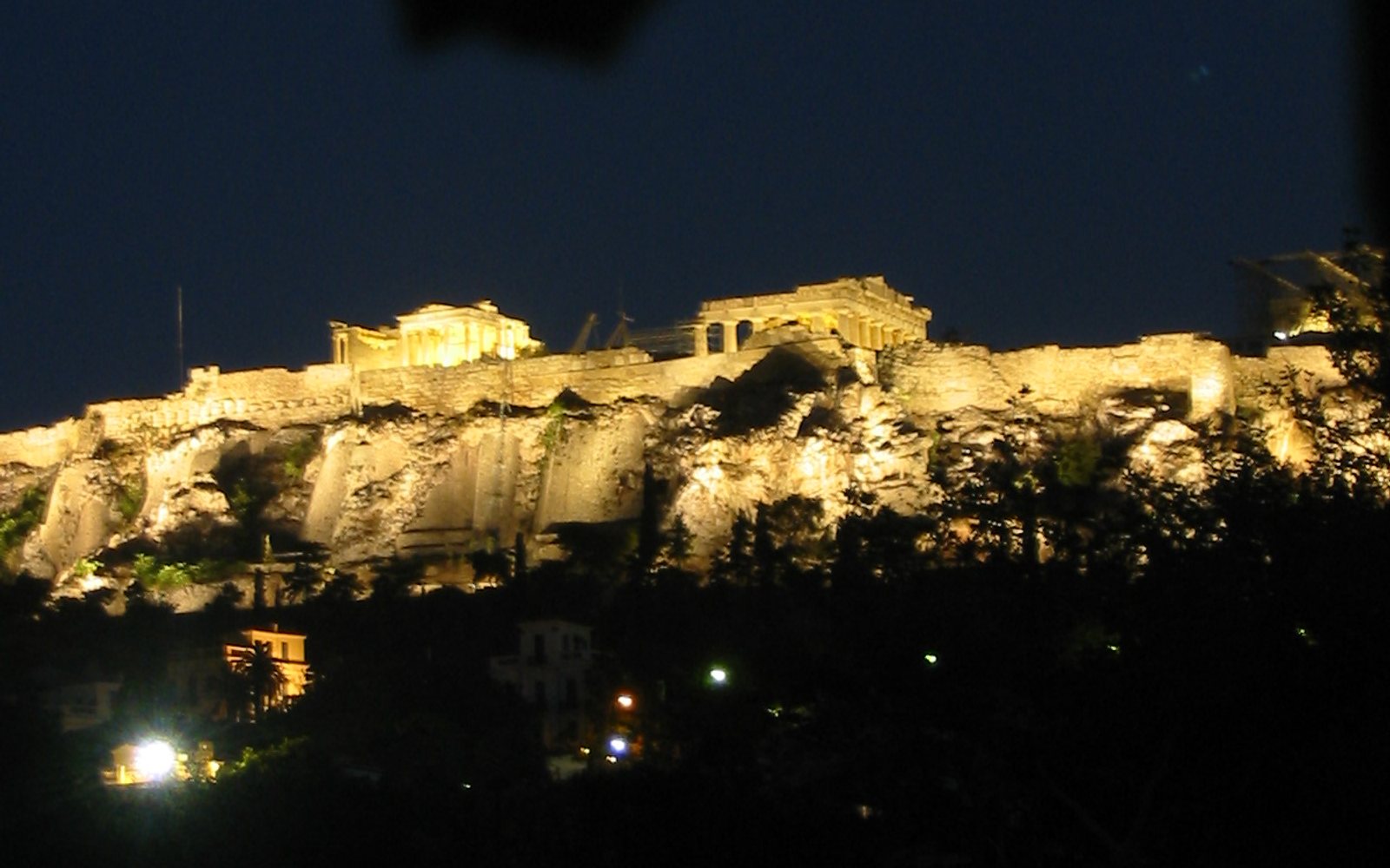 Acropolis вечером после жаркого дня