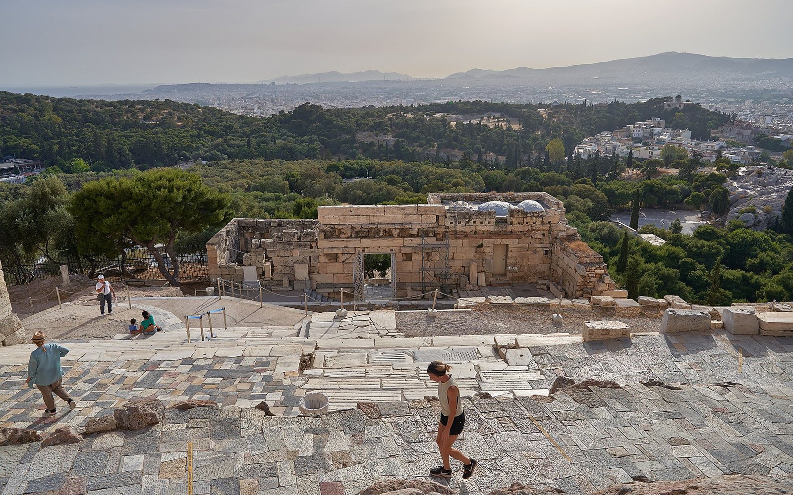 Вход к Acropolis как часть центрального античного маршрута