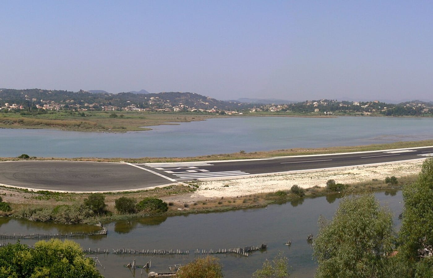 Corfu airport CFU и короткая посадочная полоса у лагуны