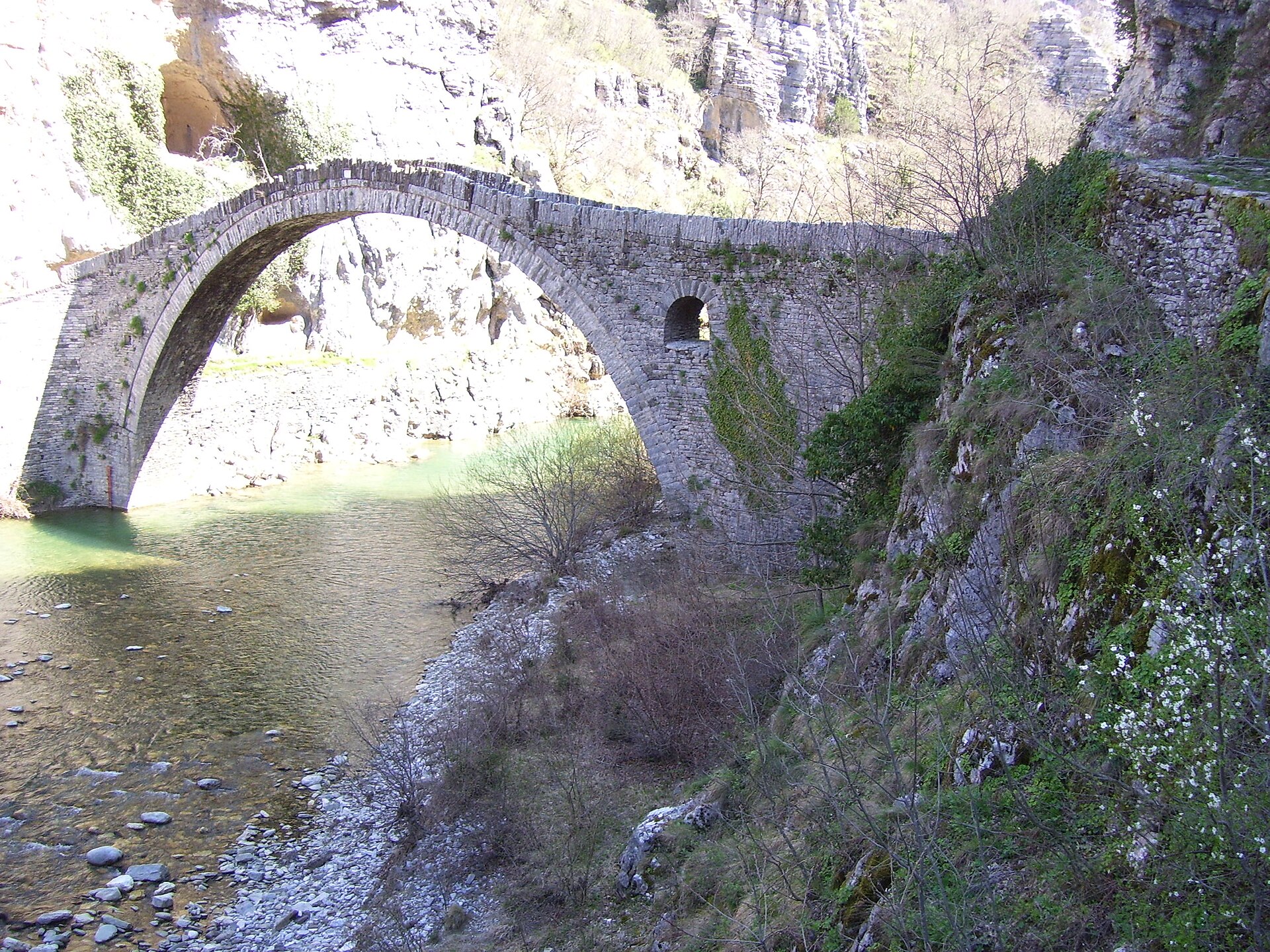 Zagori stone bridge и village layer