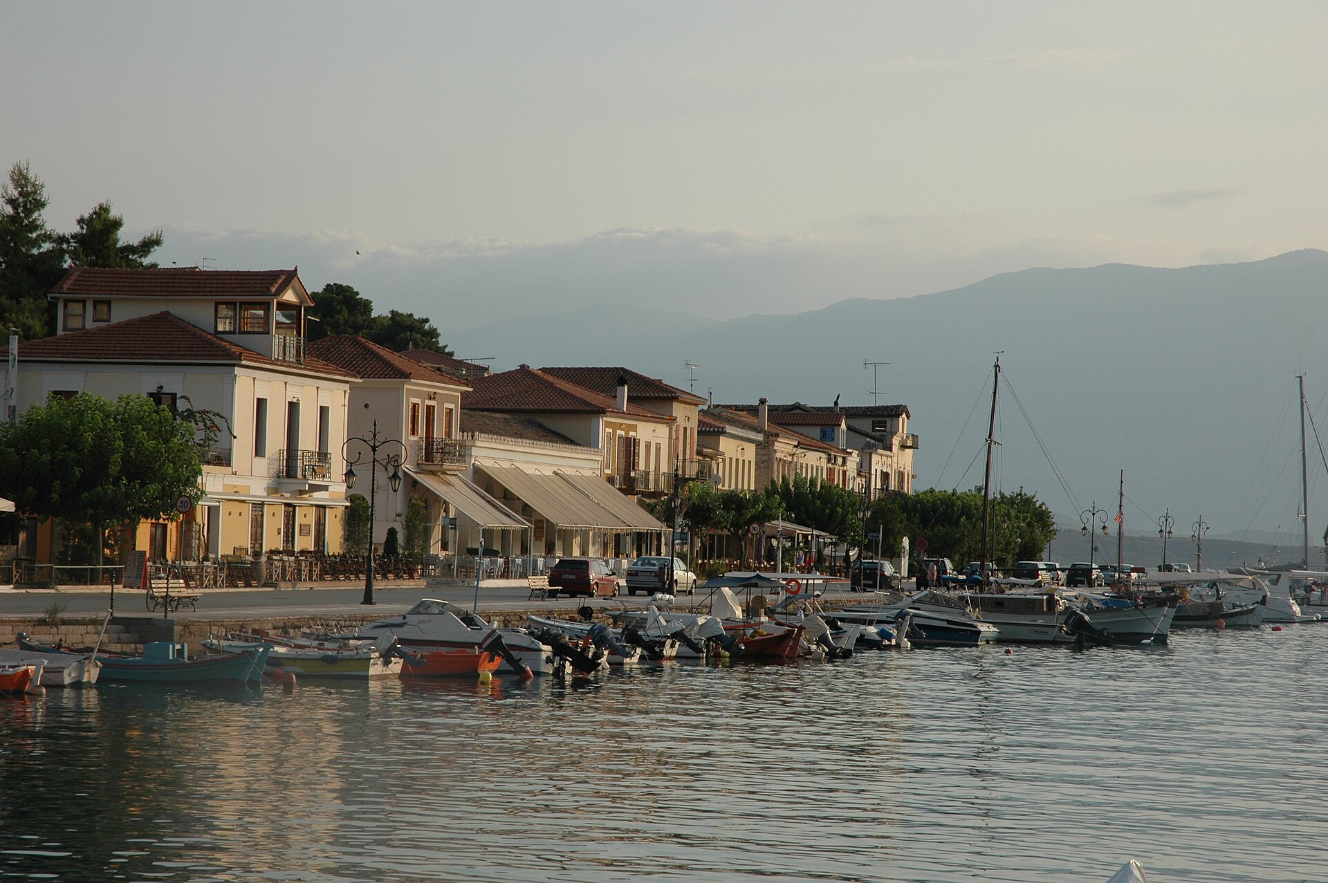 Galaxidi как coastal stop рядом с Delphi