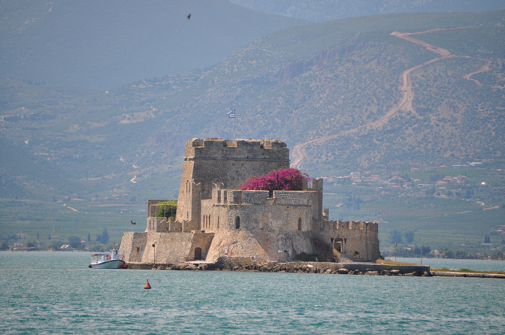 Bourtzi и Nafplio harbor