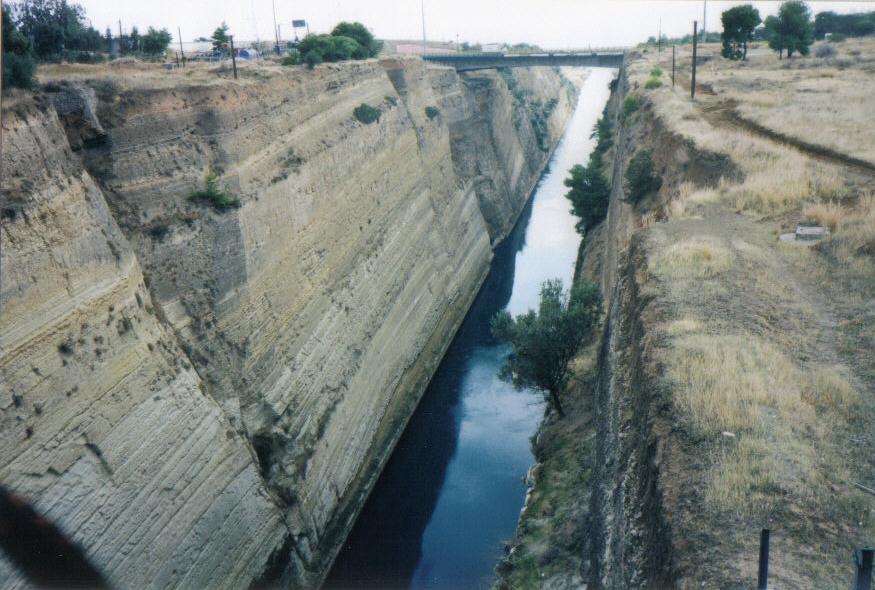 Corinth Canal на въезде в Peloponnese