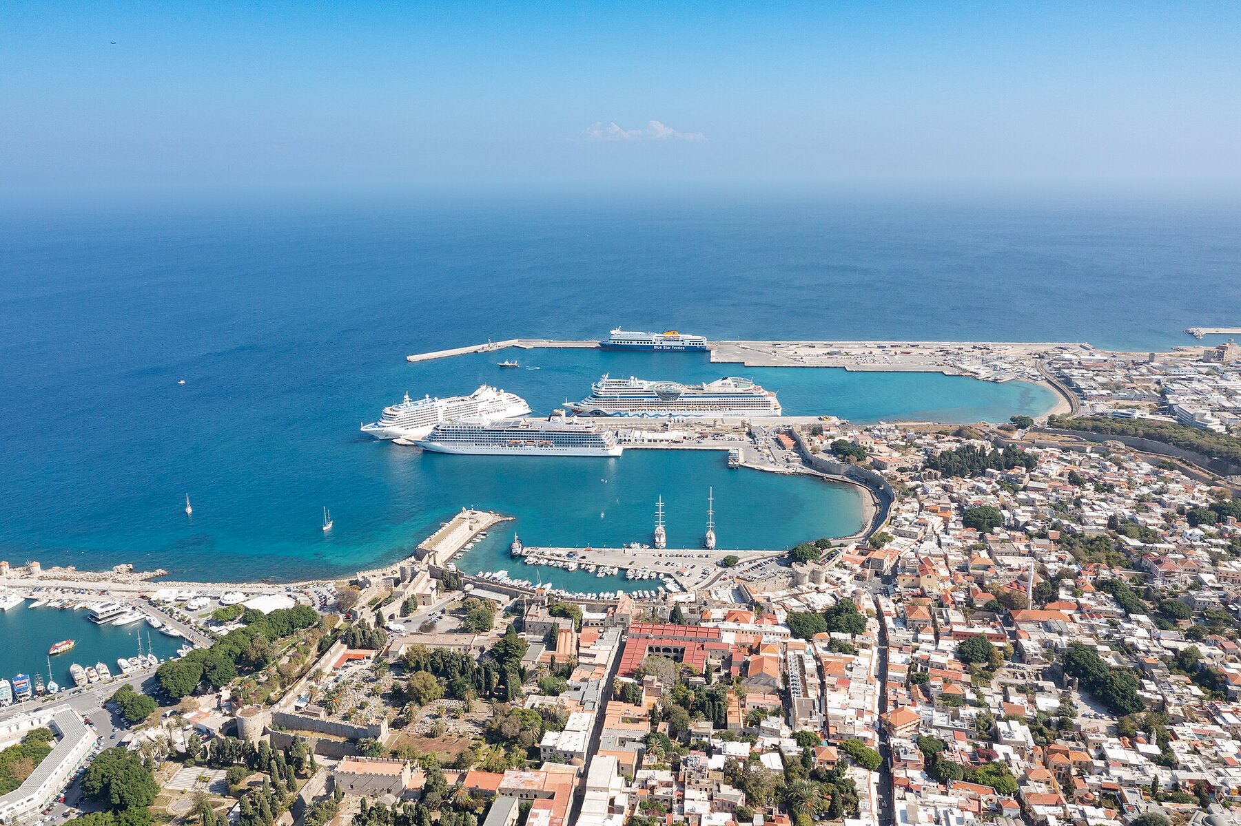Mandraki Harbor и первый вход в Rhodes