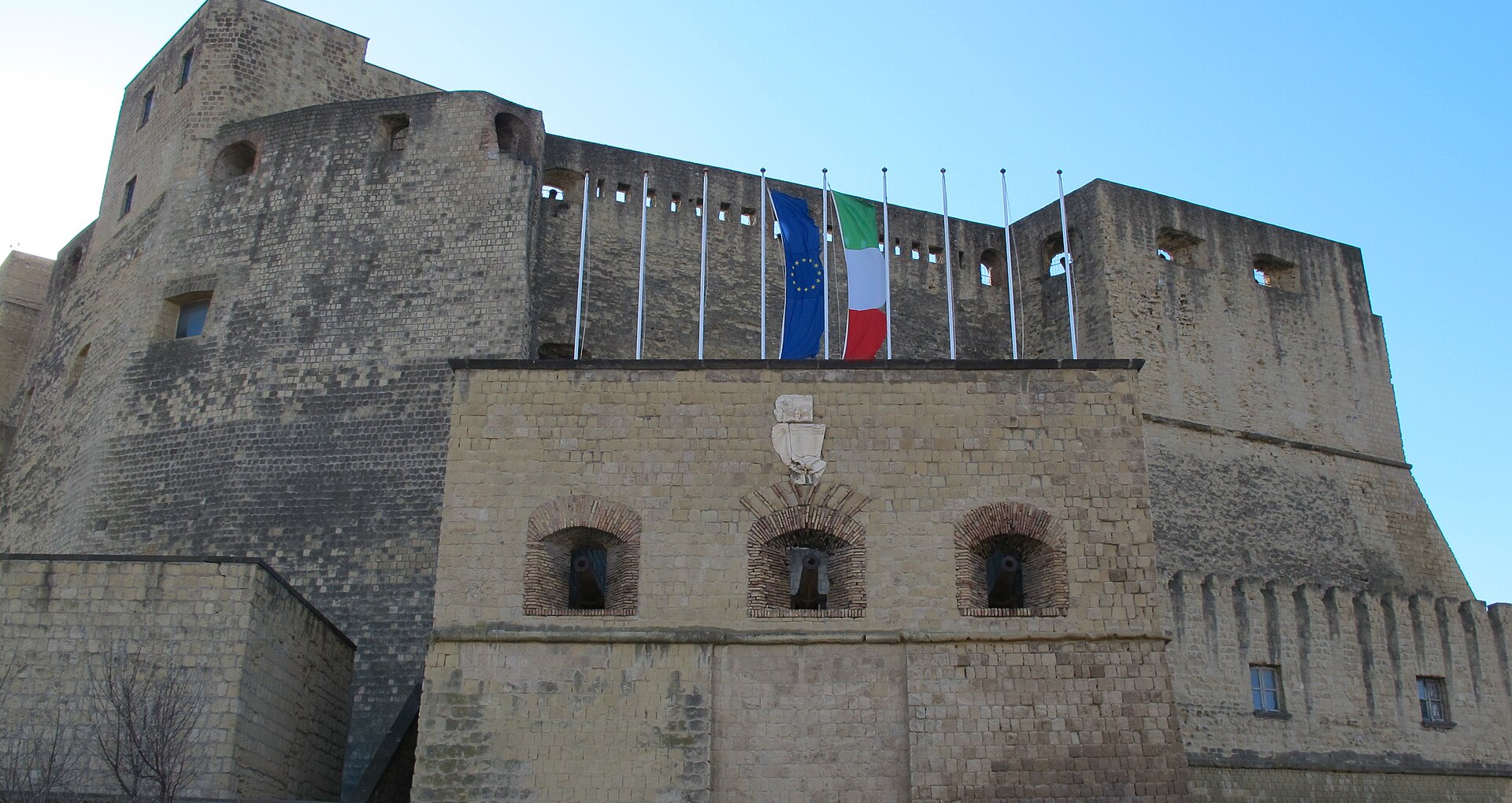 Castel dell’Ovo и waterfront Naples