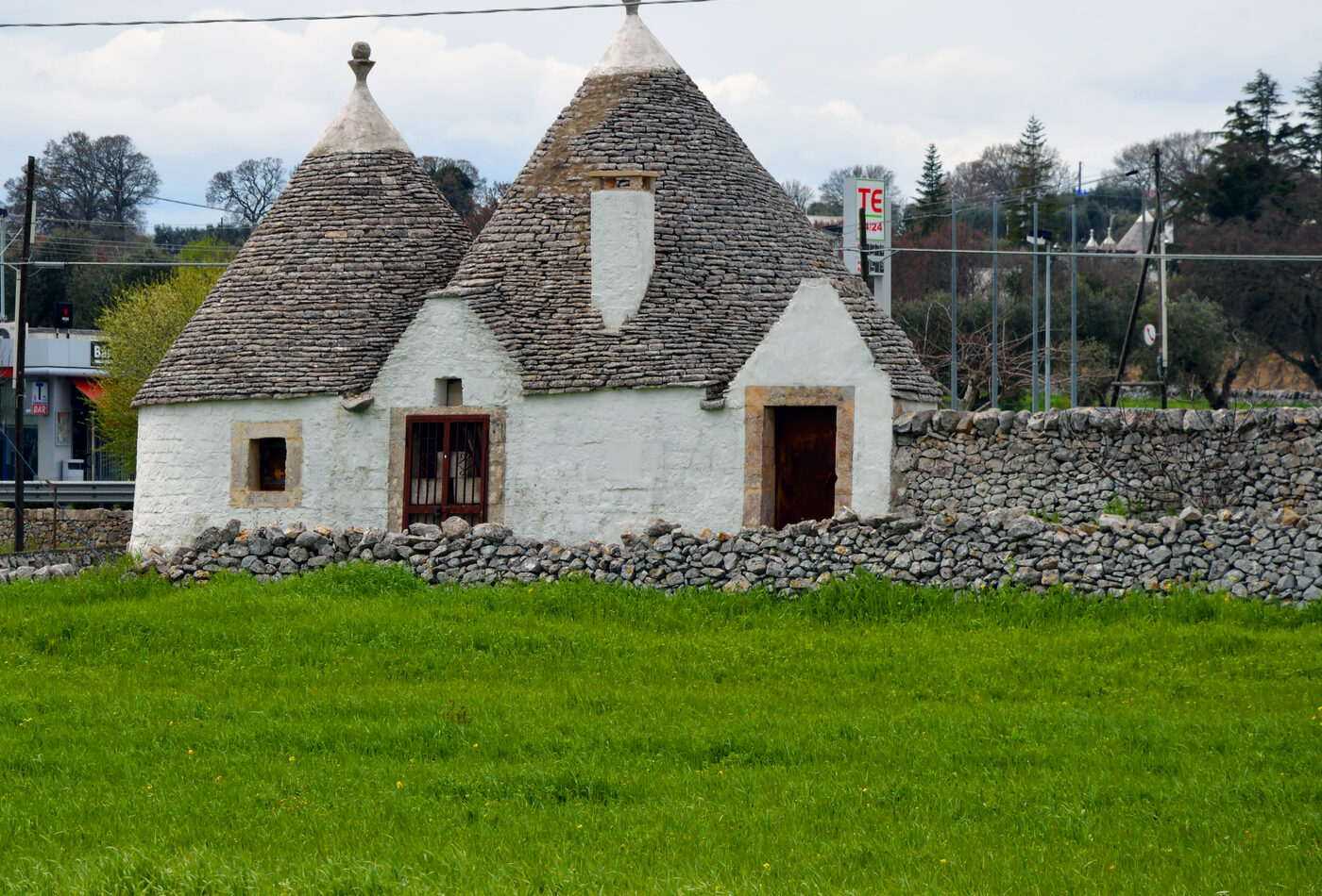 Автомаршрут по Puglia между trulli, побережьем и белыми городами