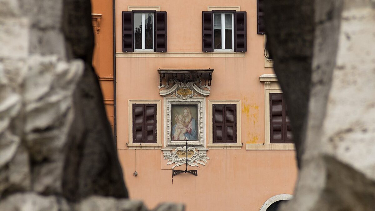 Piazza Navona и кафе в туристическом центре