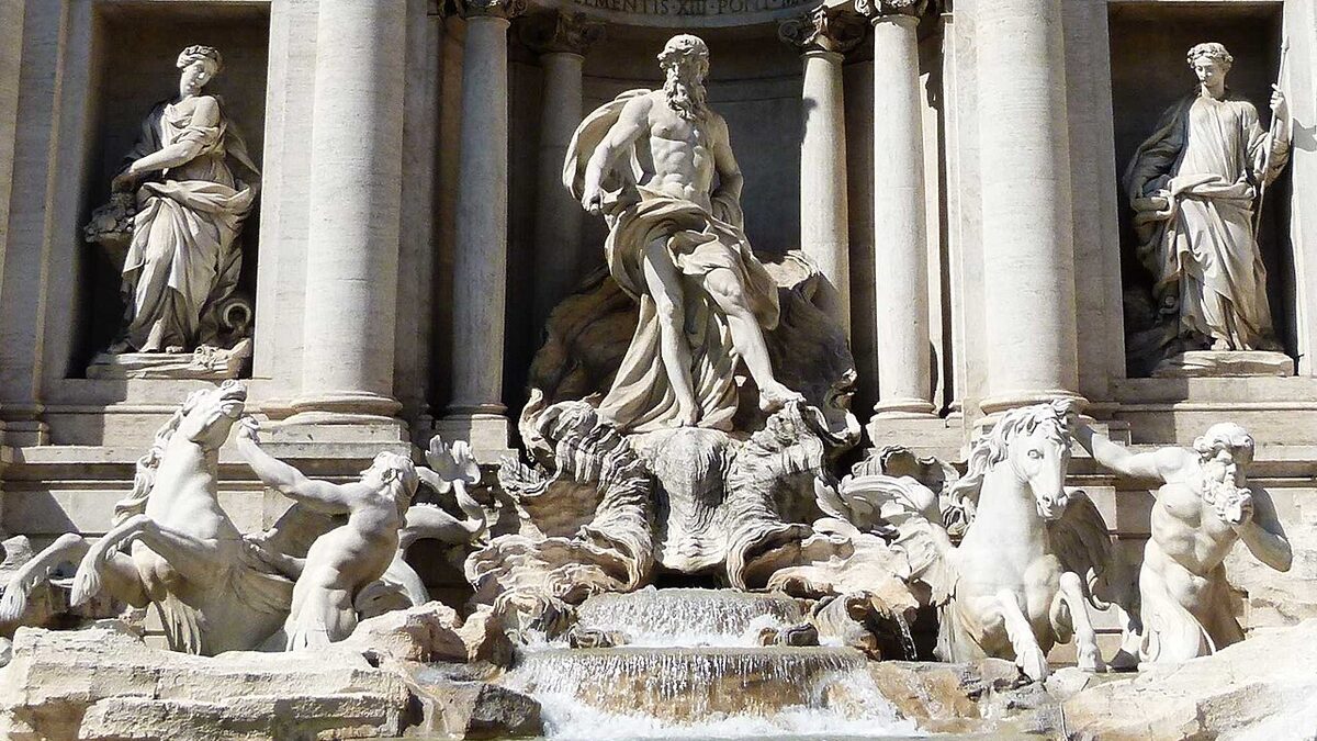 Trevi Fountain в туристический сезон