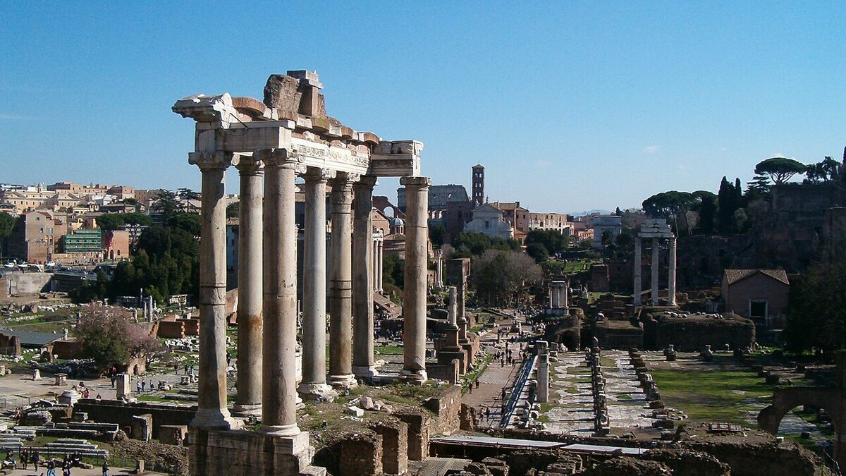 Roman Forum под открытым солнцем