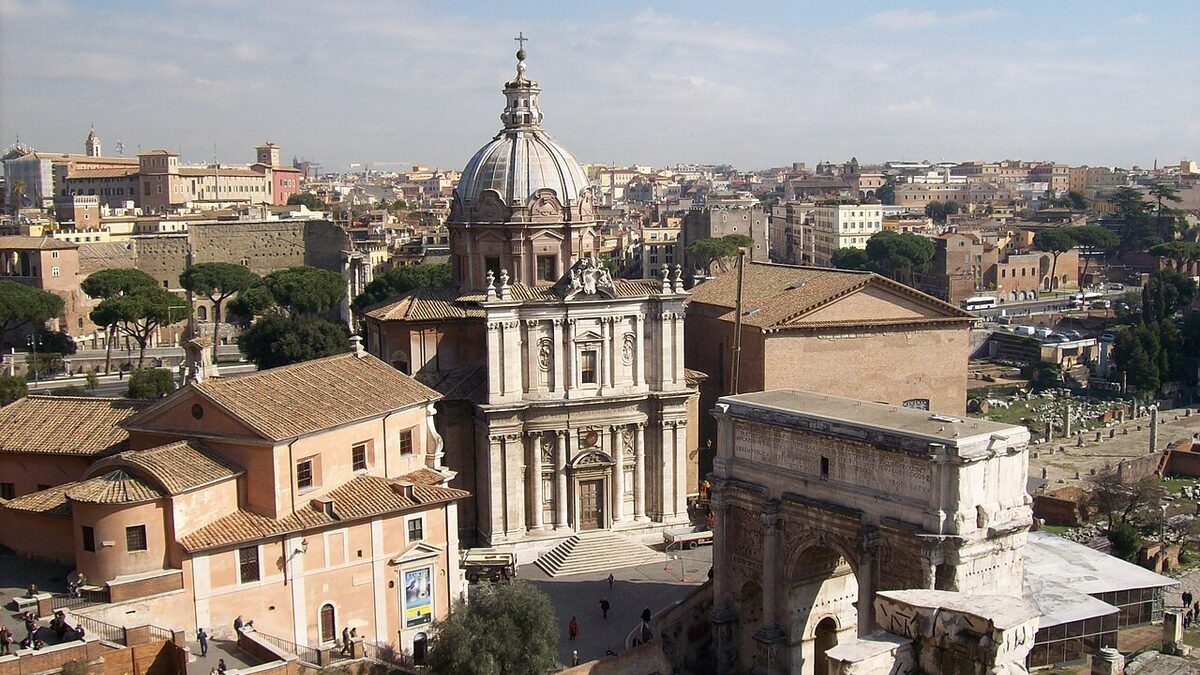 Roman Forum между Капитолием и Palatine