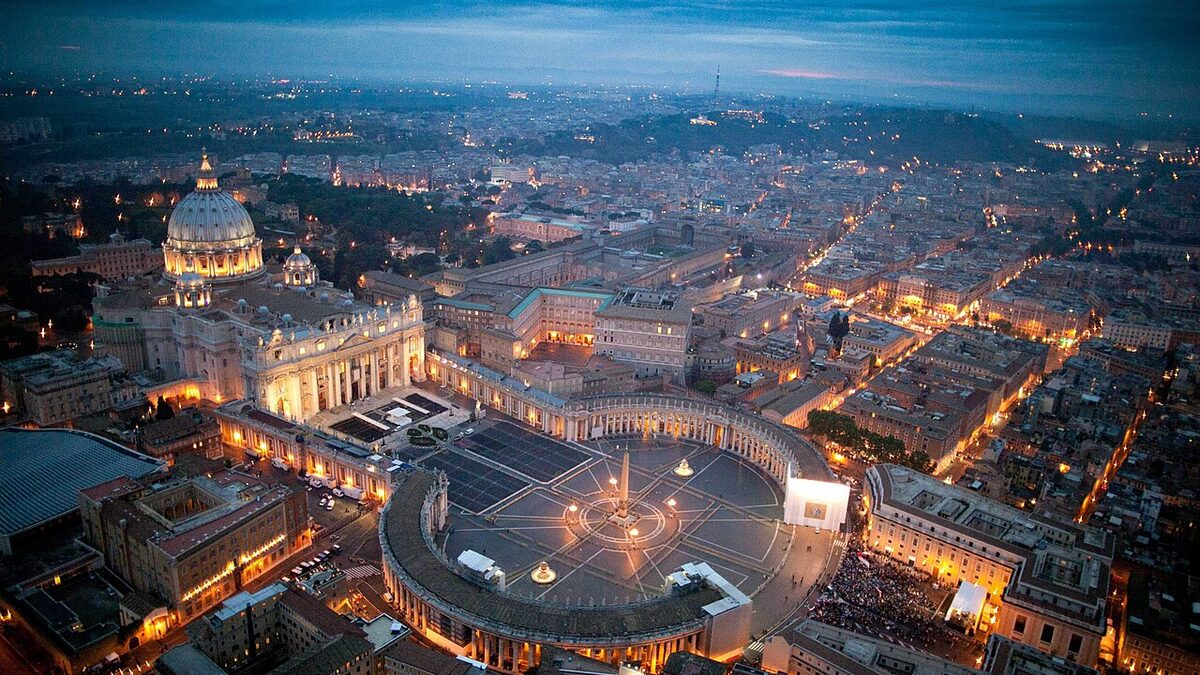 Ватикан и купол St. Peter’s Basilica вечером