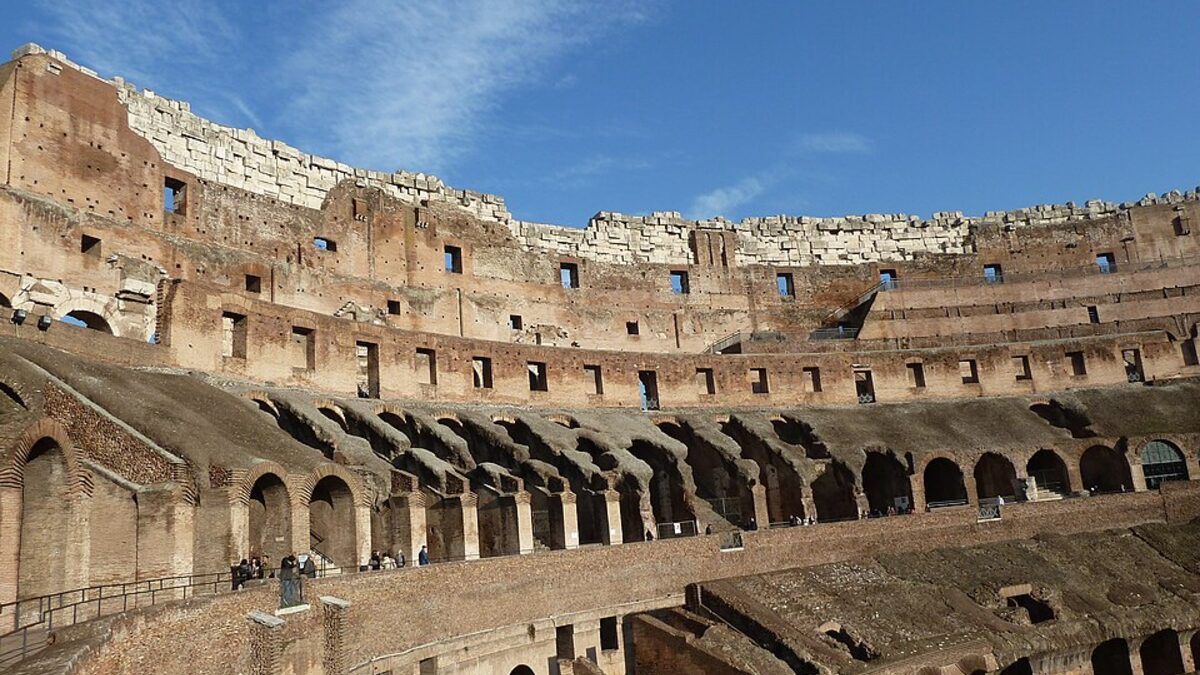 Colosseum и зона метро Colosseo