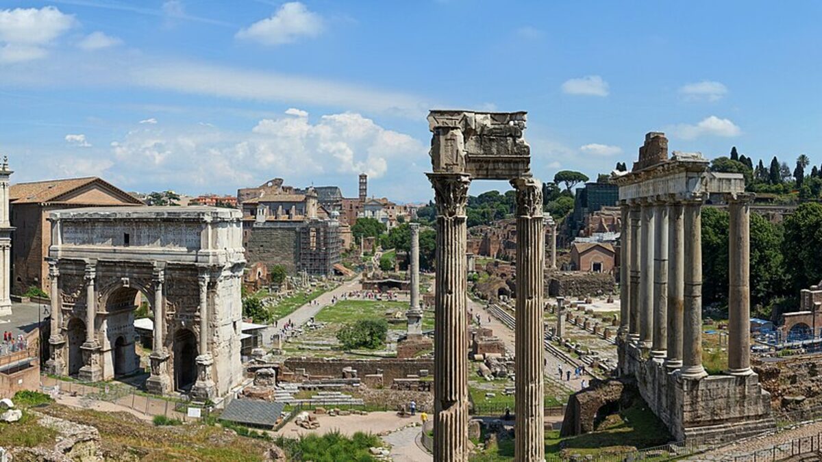 Roman Forum рядом с базой Monti и Colosseo