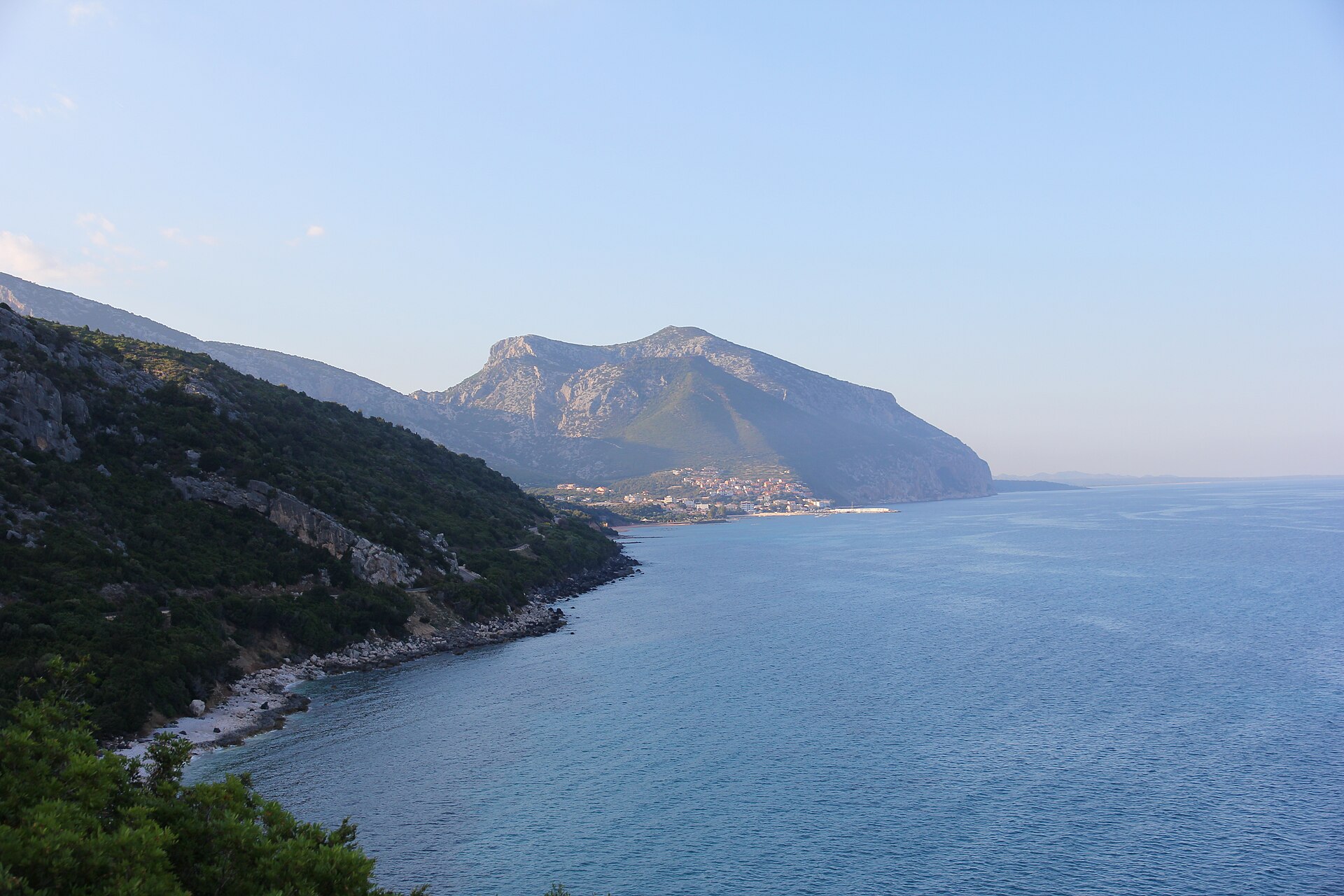 Восточное побережье Sardinia требует отдельного времени на дороги и лодки