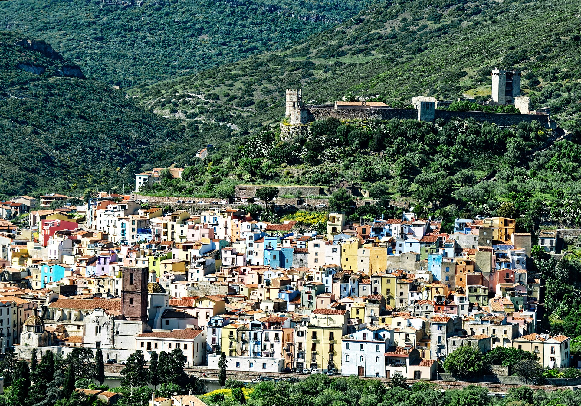Bosa как цветной город западной Sardinia