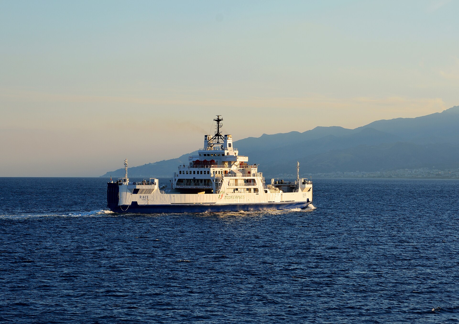 Ferries связывают Sicily с материком и островами