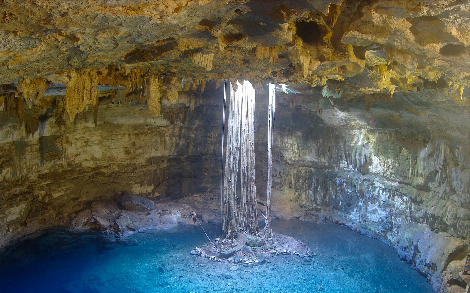 Cenote Dzitnup как водный блок Юкатана