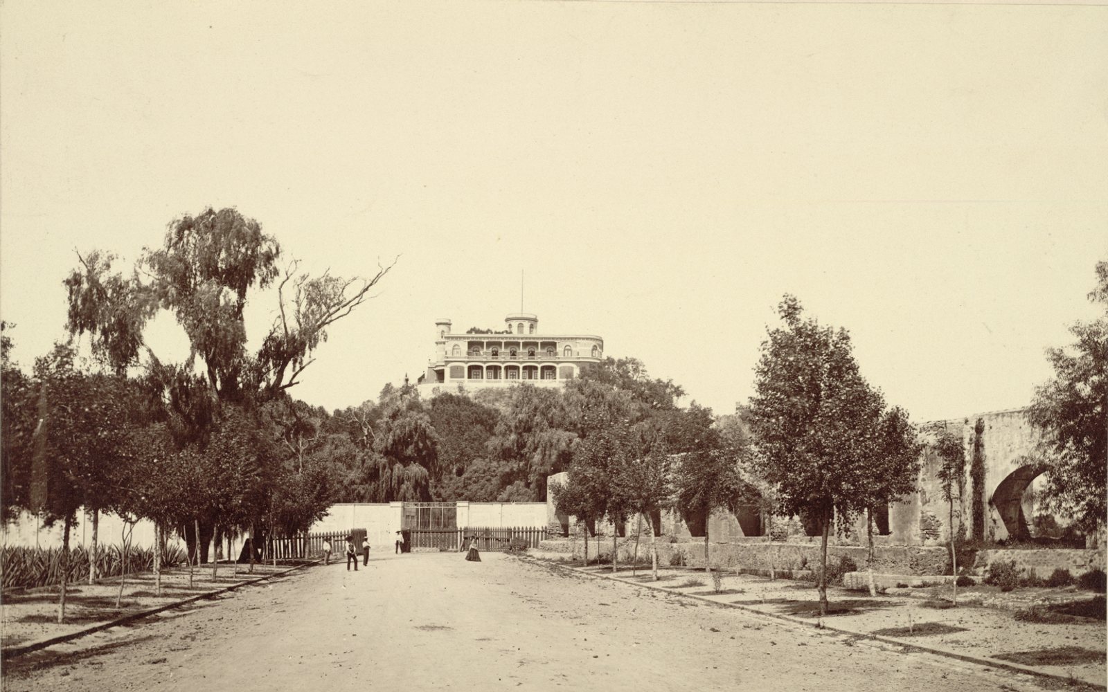 Chapultepec Castle и парковый музейный слой
