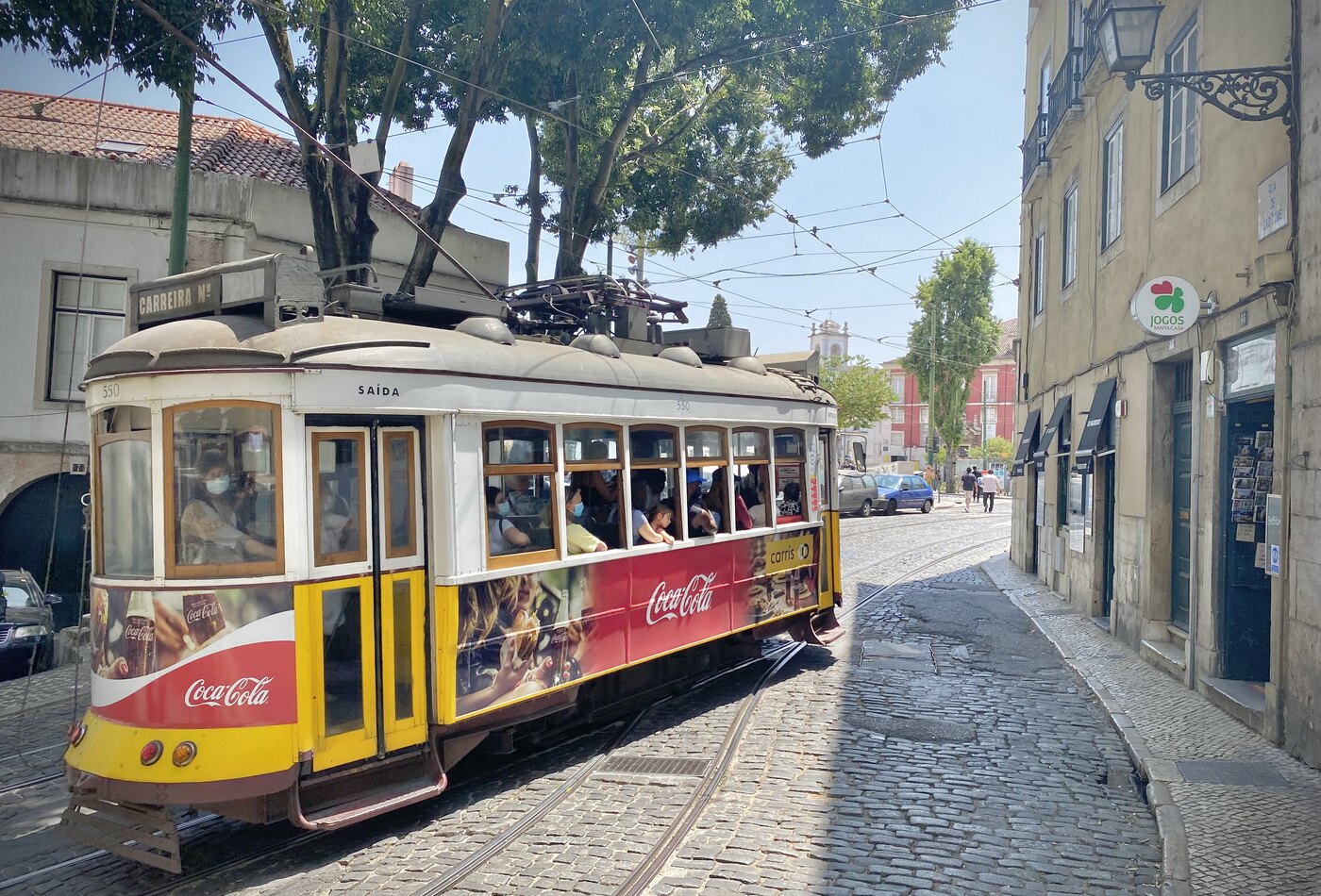 Alfama tram и Lisbon old quarters