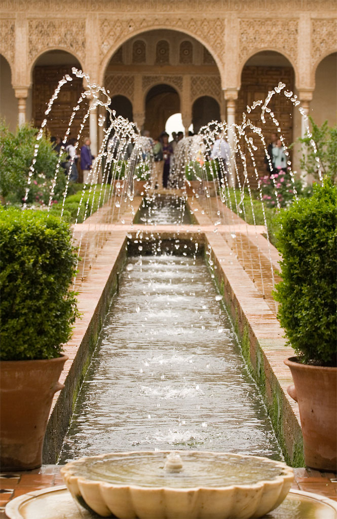 Alhambra и дворцы Nasrid в Granada