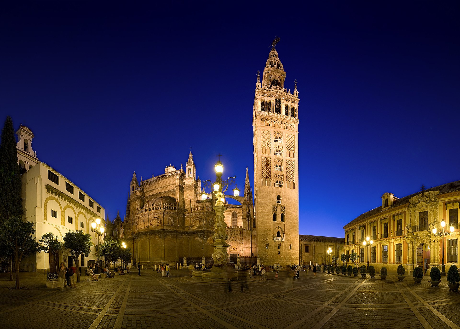 Seville Cathedral и Giralda как центр Sevilla