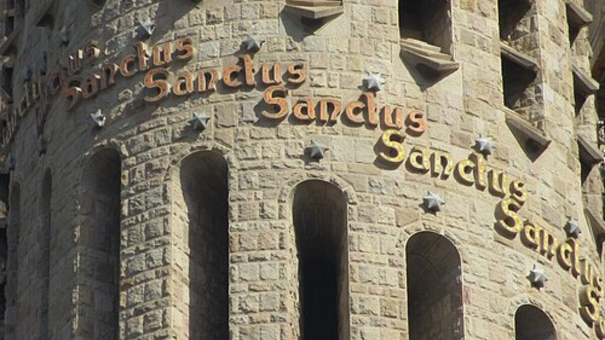 Sagrada Familia в высокий туристический сезон