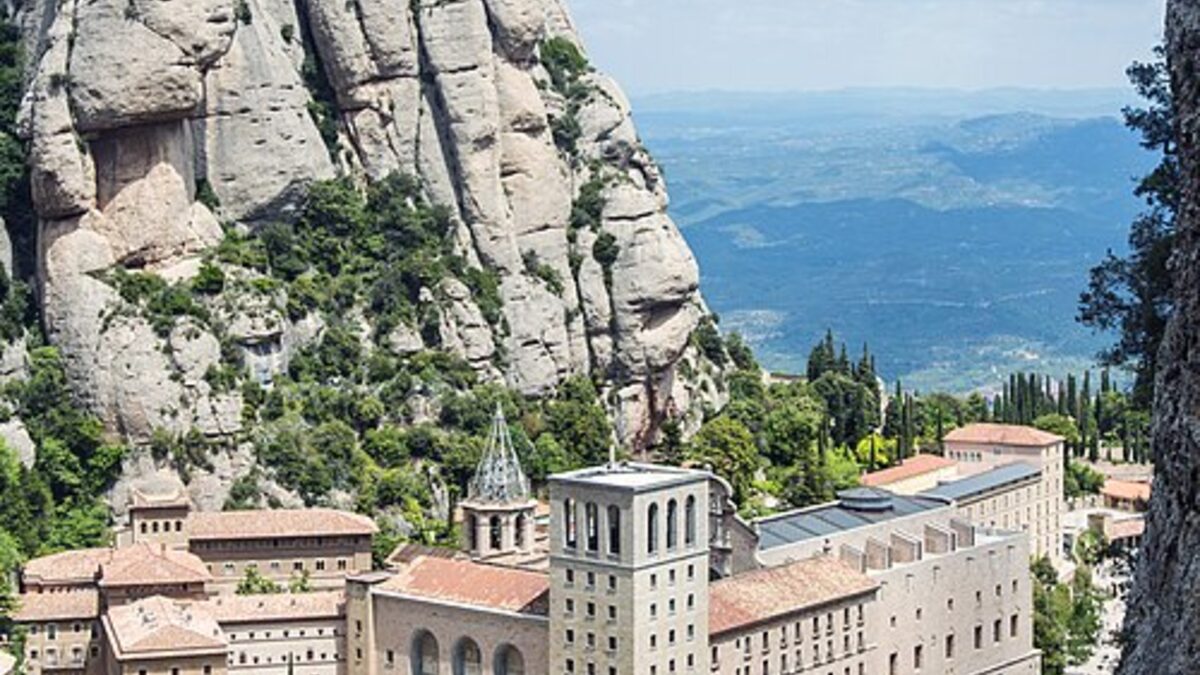 Montserrat Monastery среди гор Каталонии