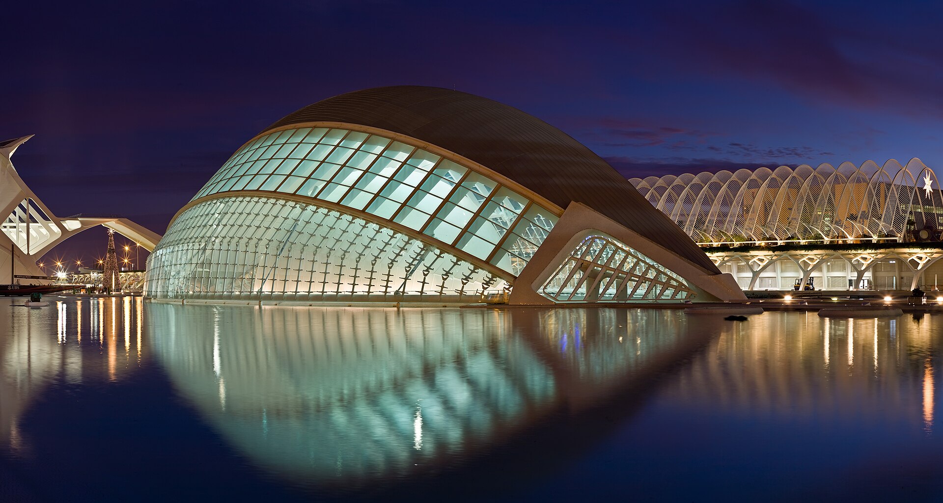 City of Arts and Sciences вечером