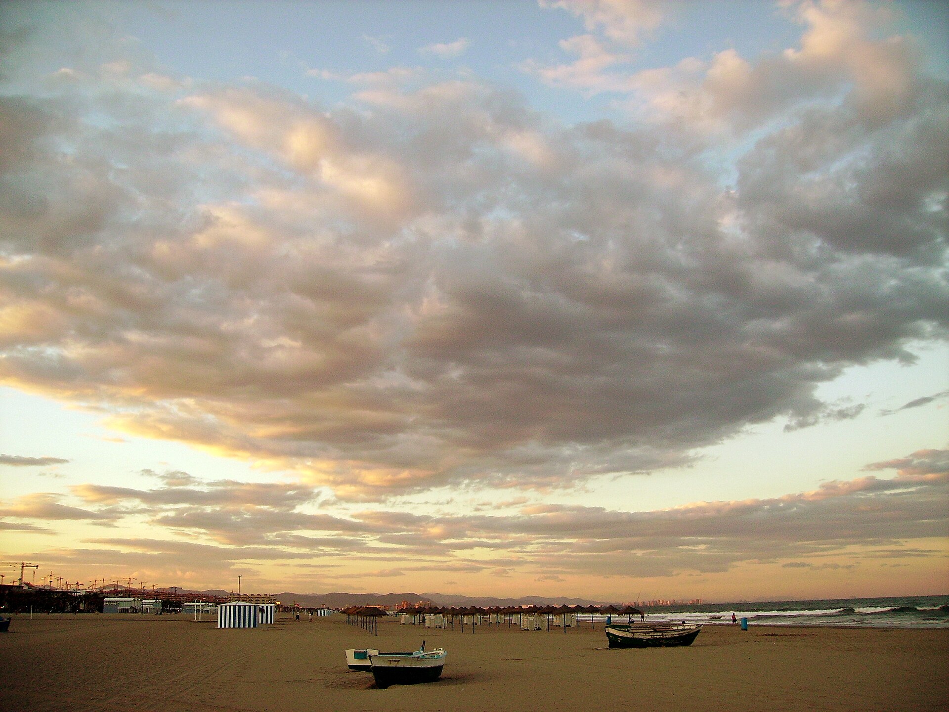Malvarrosa Beach и пляжный сезон Valencia