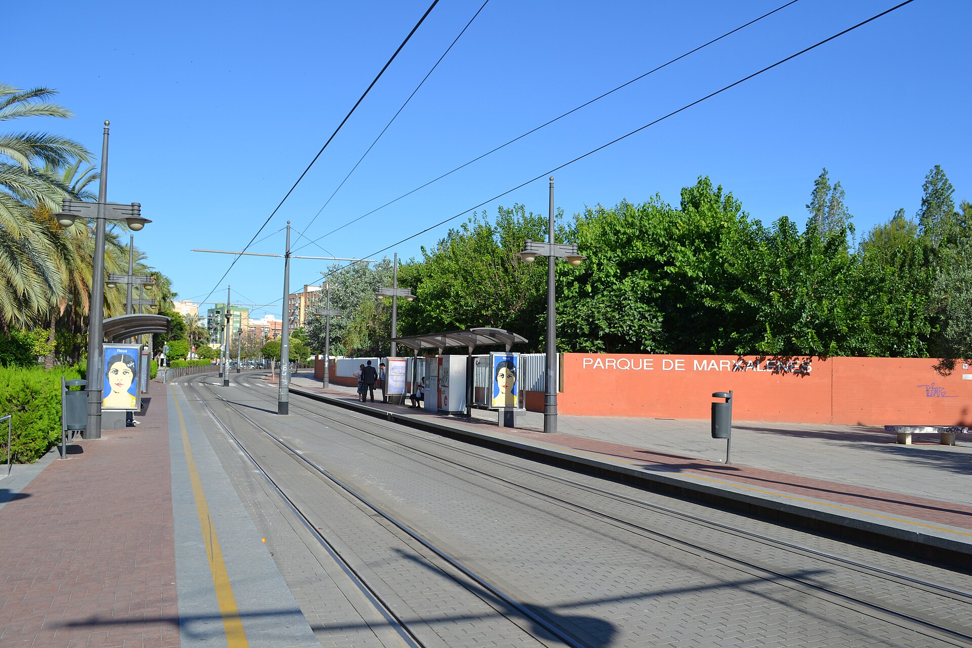 Metrovalencia и tram для города и пляжей